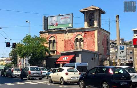 Bari, quell'antica casina rossa sull'extramurale che vive in simbiosi con un gommista